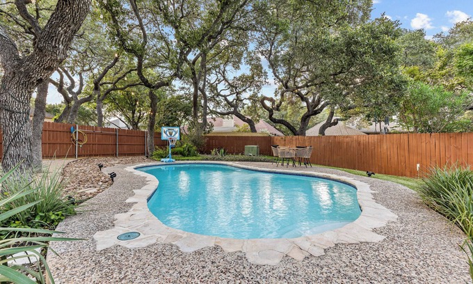 Braun's Farm House | Pool & Game Room By 6 Flags & SeaWorld - Sleeps 10