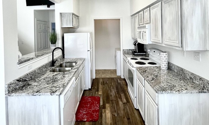 Afton Condo | *Pool *Gym *Boat Parking* Golf cart ride to Shangri-La Resort