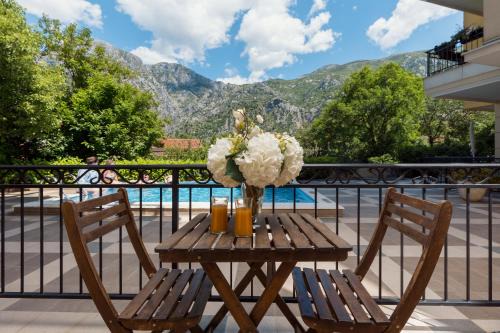 Skaljari Apartment | Pool Home near the Old Town