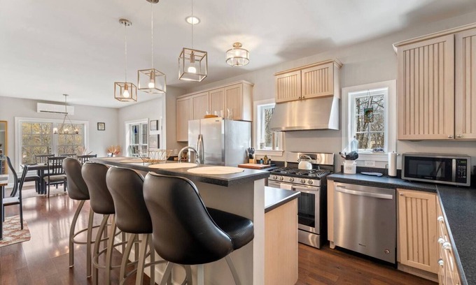 Sheldrake House | Pool & Hot Tub in the Heart of Wine Country