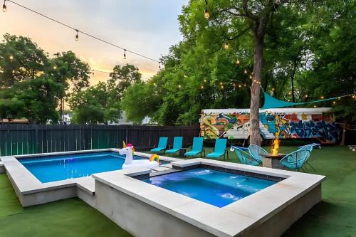 Govalle House | Pool Hot Tub School Bus - Downtown 5 min drive