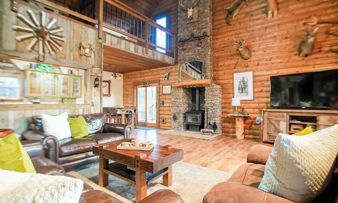 Fayetteville House | Pool, Hot Tub & Views 15 Mins to U of A