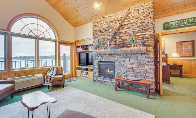 Two Harbors Condo | Pool & Lake Access: Northern Lakes Retreat!
