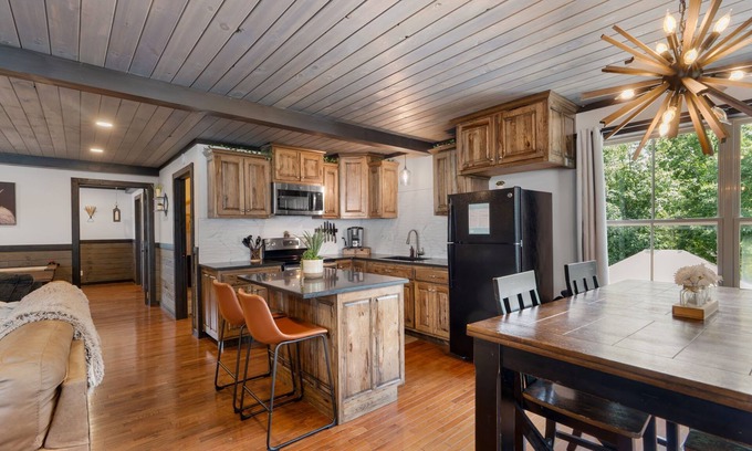 South Pittsburg Cabin | Pool Lodge with amazing views!