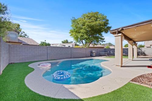 Glendale House | Pool Oasis 4Br Golf, Ping-Pong, Cornhole Retreat