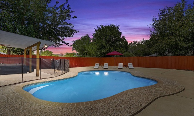 West San Antonio House | Pool Oasis by Seaworld | 5 Bedrooms | Game room