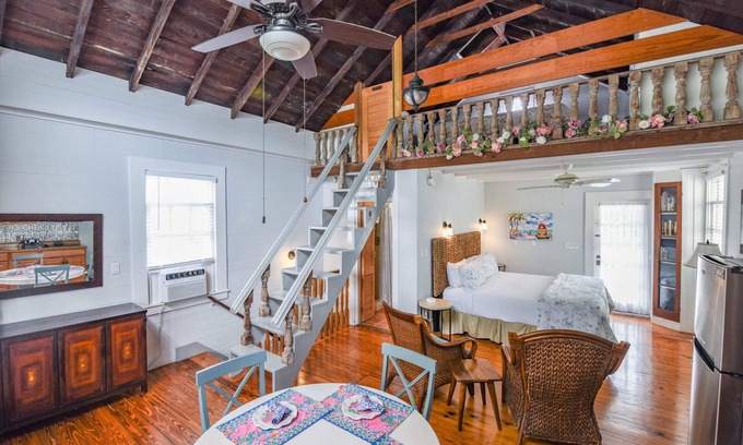 Historic Seaport Apartment | Pool, Pet Friendly, & Near Duval - Coastal Rose