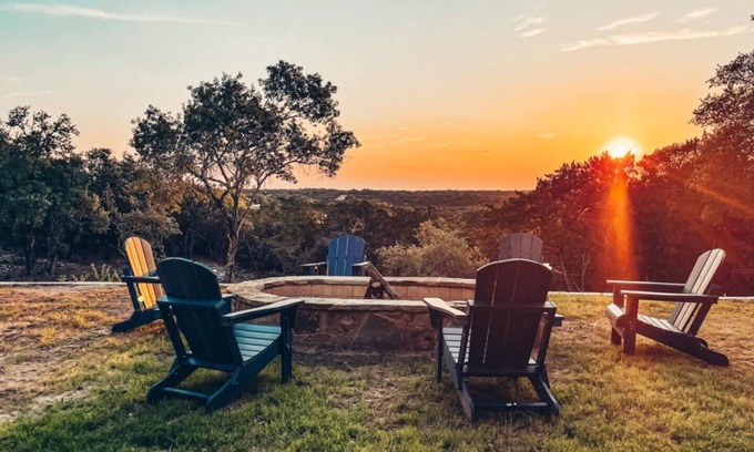 Dripping Springs House | Pool & Pickle ball sleeps 28 in the TX hill country