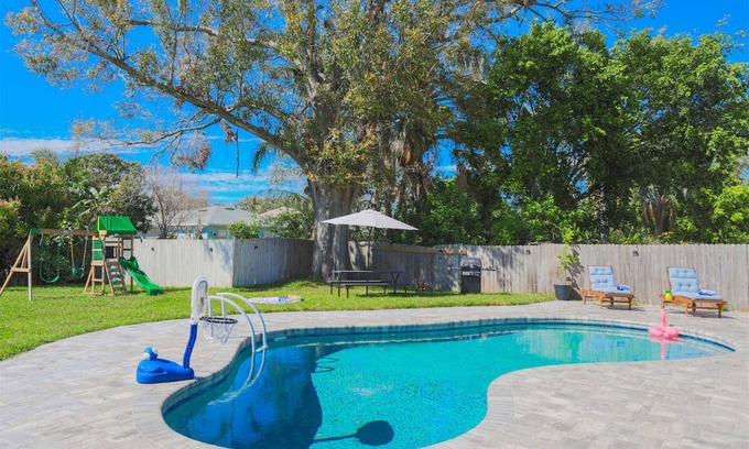 Clearwater House | Pool, Playset, 15 min to Pier 60 @ Cove Cay Oasis