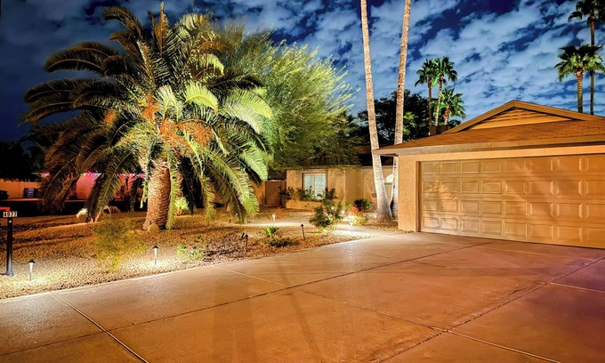 Paradise Valley Village Cottage | Pool & Putting Green: Central Scottsdale Home!