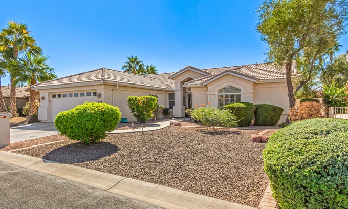Pebblecreek House | Pool & Putting Green with Golf Cart minutes to Golf Courses in Sunny Arizona!