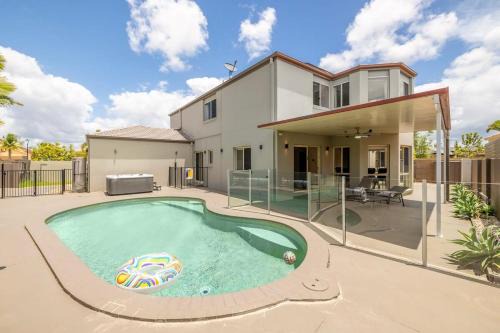 Benowa House | Pool Sauna Cinema Office Room 4BR Spacious house