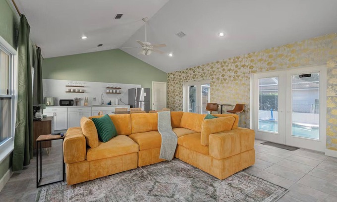 Auburndale House | Pool + Sleeps 8 + 30mil to Legoland