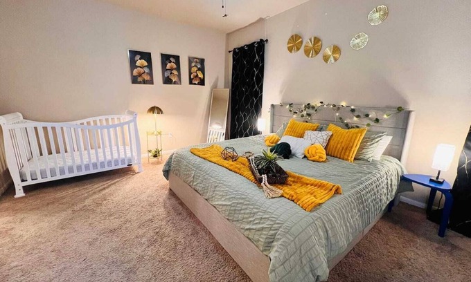 Kyle House | Pool Table, Foosball, King bed, Crib,Parking&Yard
