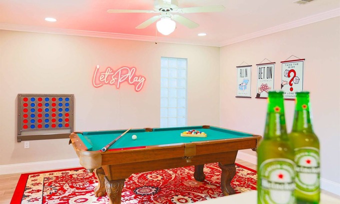 Pinellas Park House | Pool Table, Minigolf, Games @ Pondside Funhouse
