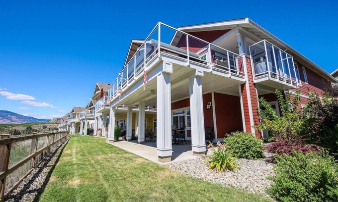 Okanagan-Similkameen House | Pool! VIEW! Golf Cart! - Large 2 level home - 4 bedrooms 4 bathrooms