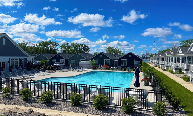 Marblehead House | Pool View Home W/Porch Clubhouse Sauna Lake Erie!