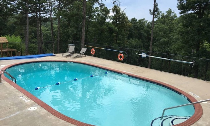 Eureka Springs Cabin | Pool+Wifi+Deck+3mi to Downtown Wild Plum Cabin#1
