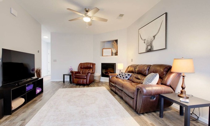 Manhattan House | Pool, Workspace, Garage 3bd 3bth - Pastore's Place