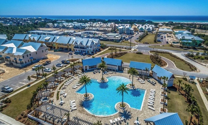 WaterSound Beach House | Pools! The Big Chill! Bikes! Charming 2-bedroom house in Prominence! Sleeps 6!