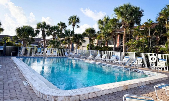 Englewood South Condo | Poolside 2BR – Boca to Manasota in Minutes