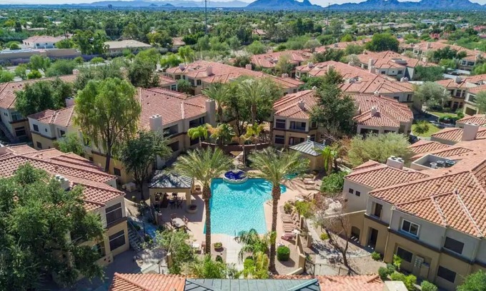 Central Scottsdale Condo | Poolside 3BR Condo - Mt Views - Luxury Community