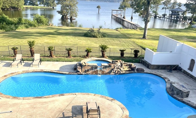 Lake View House | Poolside Paradise on Cross Lake