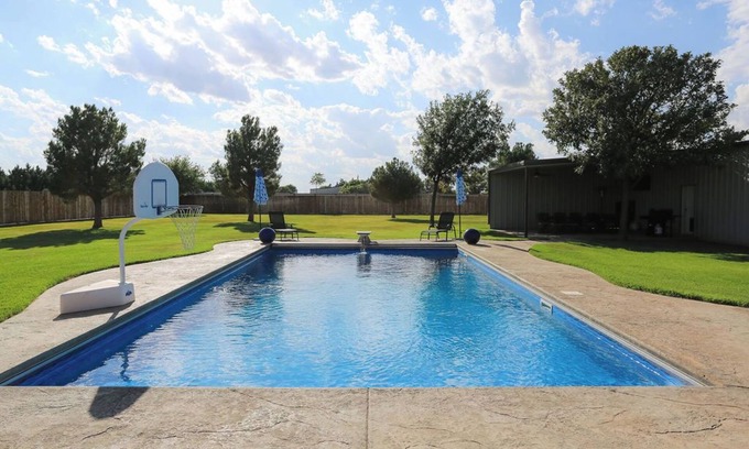 Wolfforth House | Poolside SW Vista Escape 6 Bedroom Just 20 Minutes to Tech
