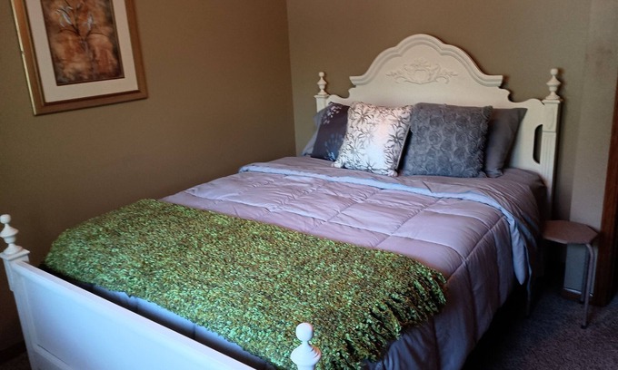 Lincoln House | Poplar Estate is a 3 bedroom, 3 bath house in a safe, friendly neighborhood.