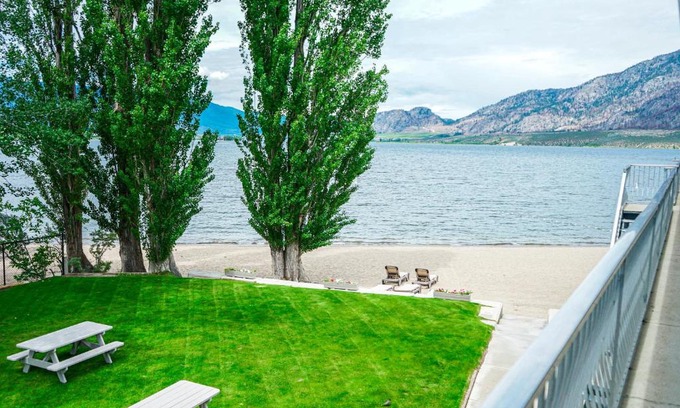 Okanagan-Similkameen Hotel | Poplars Motel on the lake