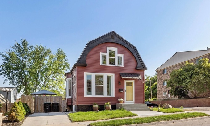 Southeast Omaha House | Poppleton Barn-Downtown Omaha Hanscom Park 4 Bedroom 3 Bath/3 miles from CWS