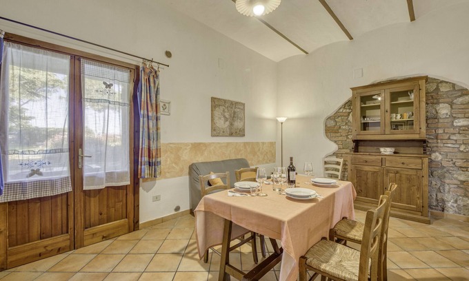 Castiglione del Lago Apartment | Poppy apt with shared pool, Castiglione del Lago, Italy