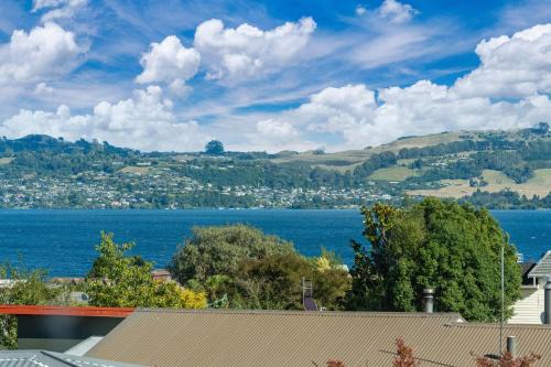 Waipahihi House | Poppy's Bach - Lake Taupo Holiday Home