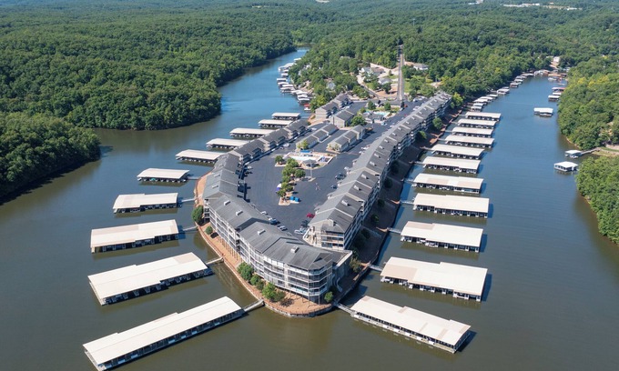 Osage Beach Condo | Popular Beautiful & warm 2 bedroom condonMM 3 Grand Glaize Arm, Osage beach, MO.
