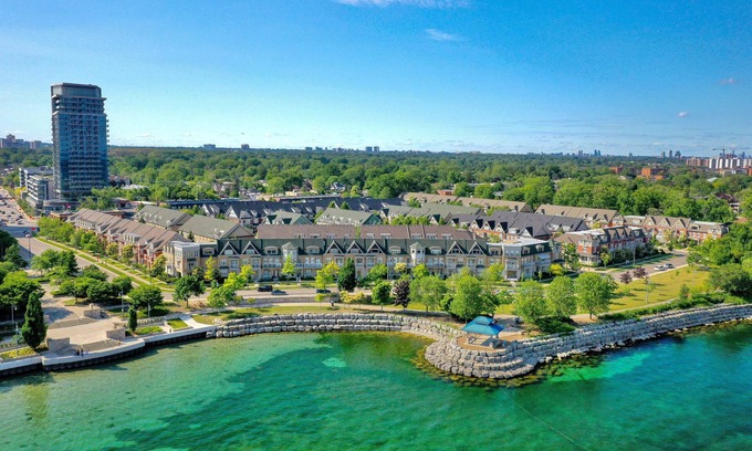 Port Credit House | Port Credit Paradise with Cozy Interior & Waterside
