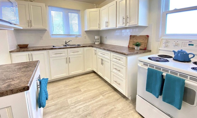 Port Elgin House | Port Elgin - 388 Green - situated conveniently between downtown and the beach.