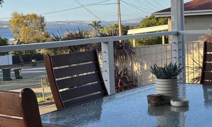 Port Lincoln House | Port Lincoln 'Serene Escape' 'Pets are welcome! Meters from the sand!