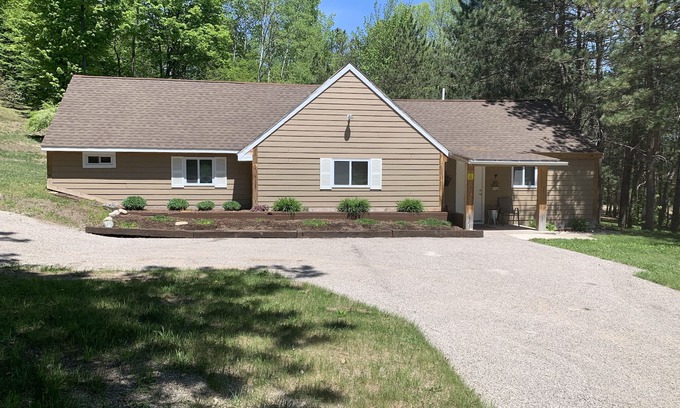 Gaylord House | Porter’s Place - cozy and quiet home centrally located in Northern Michigan.