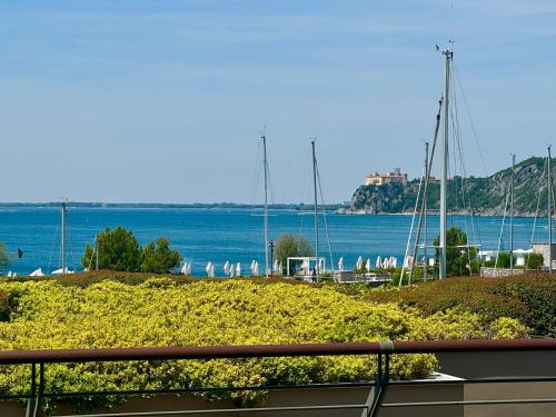 Portopiccolo Apartment | Portopiccolo Apartments - Giardino vista castello