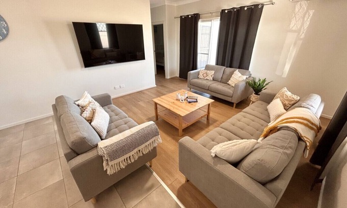 Moonta Bay House | Poseidon's Oasis - Entire Home - Moonta Bay