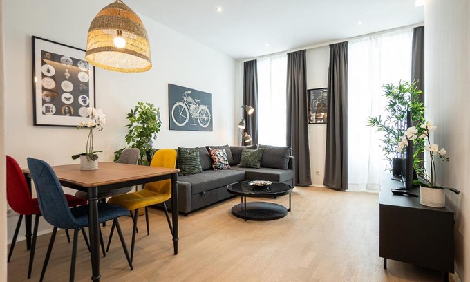 Neulerchenfeld Apartment | Posh studio with a king-size bed and modern design