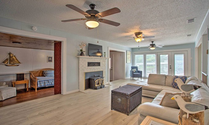 Graford House | Possum Kingdom Lakefront Home w/Patio & Dock!
