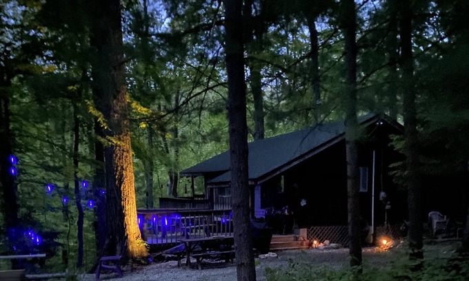Rockbridge Cabin | Post-Time Cabin in Hocking Hills with Hot Tub on Private Fishing Lake