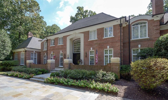Potomac Villa | Potomac Mansion Close to Nature, Culture & DC