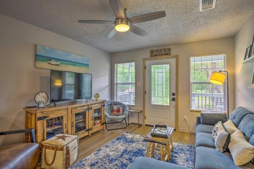 Pottsboro House | Pottsboro Home with Fire Pit Less Than 1 Mi to Lake Texoma!