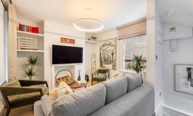London City Centre House | Pottter s Perch - Covent Garden - by Frankie Says