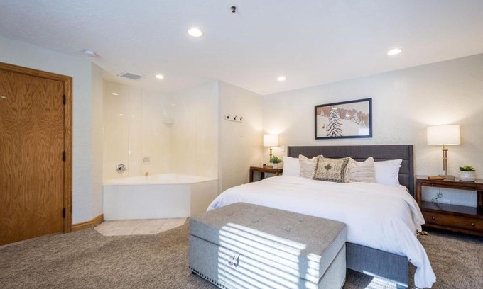 Salt Lake Mountain Resorts Ski Chalet | Powder Hound 1 Bedroom Brighton Chalet
