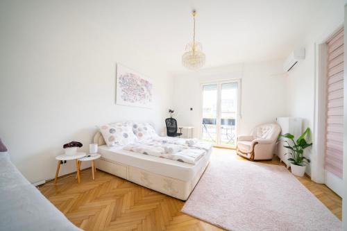Ujlipotvaros Apartment | Pozsonyi Street 3BR, Balcony Family Retreat
