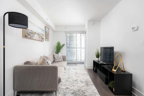 Bay Cloverhill Apartment | Practical Condo Downtown 3 Beds UofT