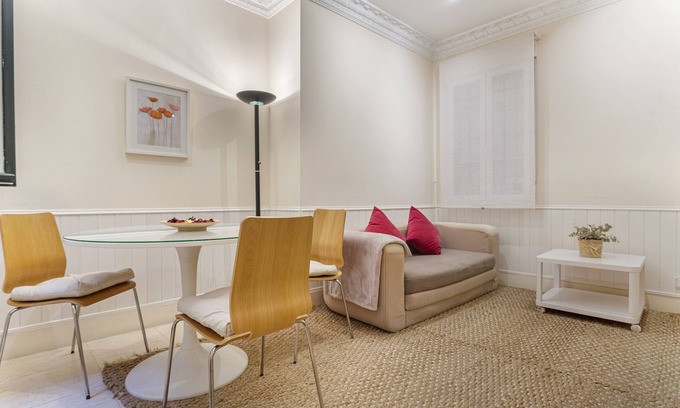 Jeronimos Apartment | Prado apartment in Madrid
